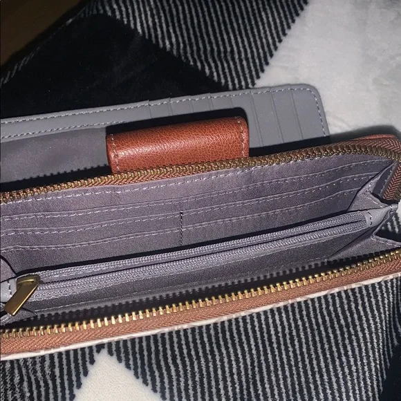 NWOT!! Fossil Brown and Cream Geometric Wallet - Picture 3 of 7